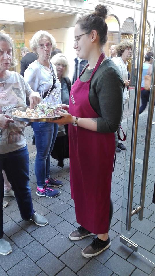 43223444_1444336095698099_164412563566624768_n Wildkräutersalat mit Blaubeere-Dressing und Patatas Bravas Top mit Frischkäse